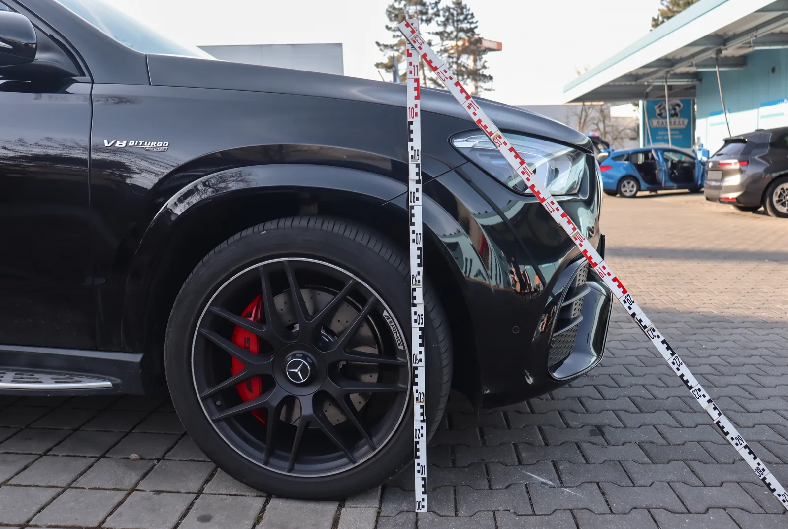 Mercedes-AMG SUV mit Schadenaufnahme an der Front