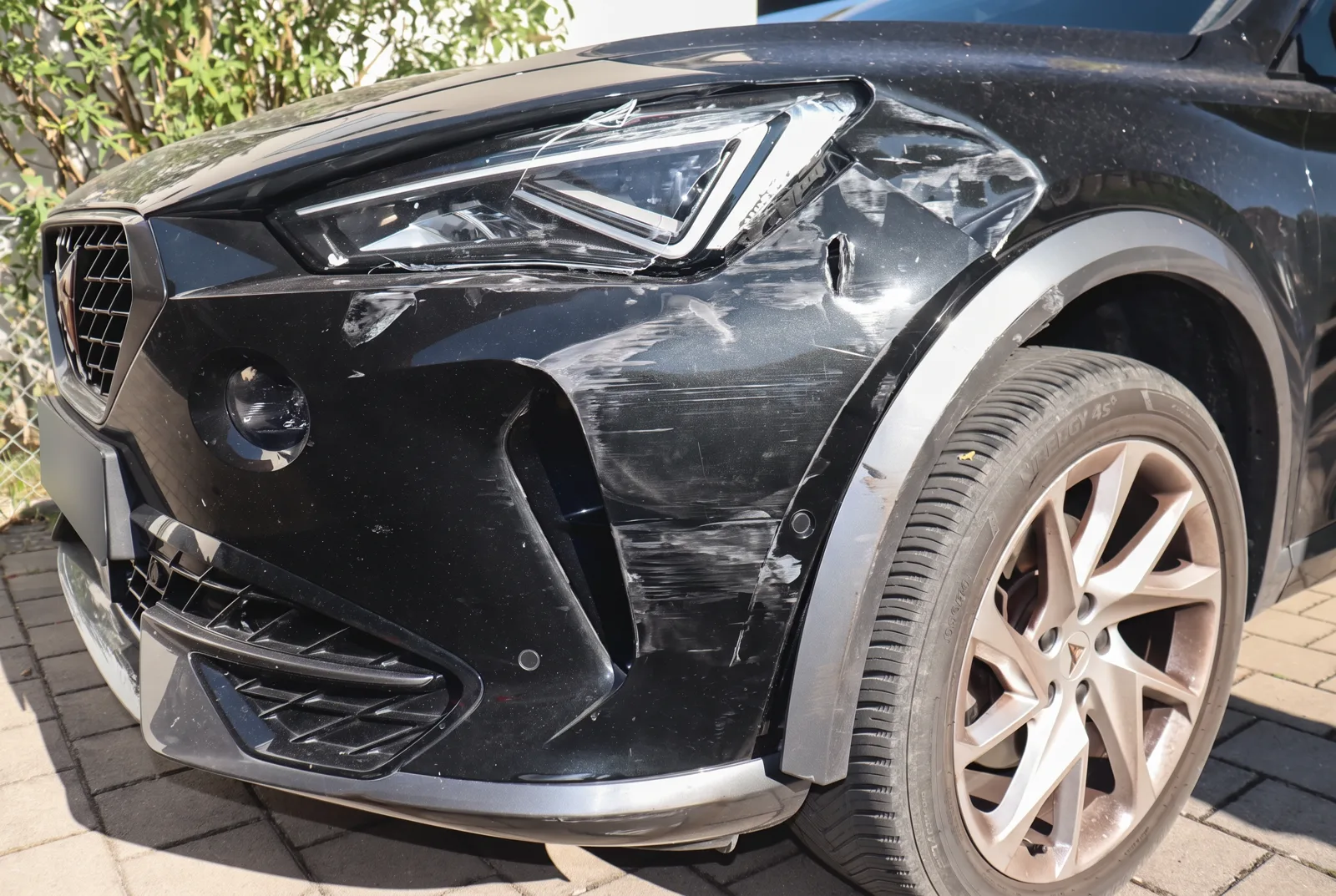 Cupra mit Frontschaden an Stoßfänger und Kotflügel