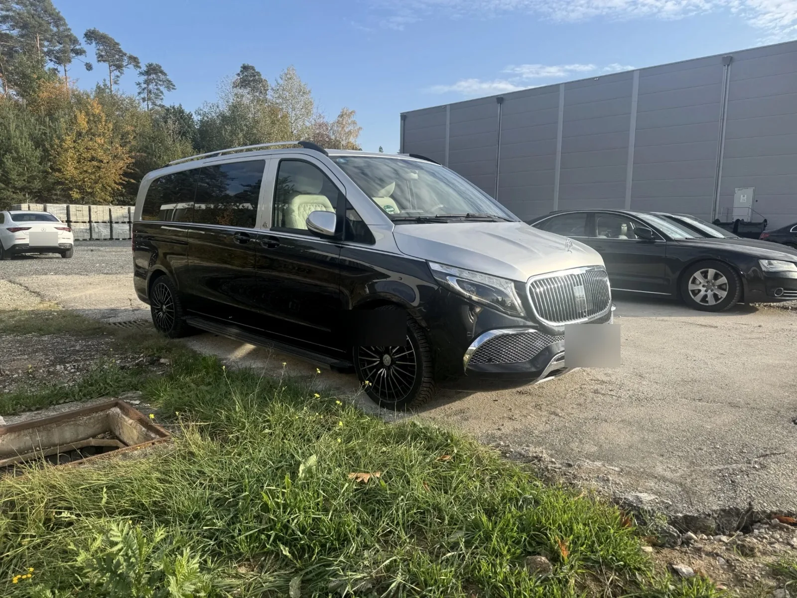 Mercedes V-Klasse bei der Fahrzeugaufnahme im Freien